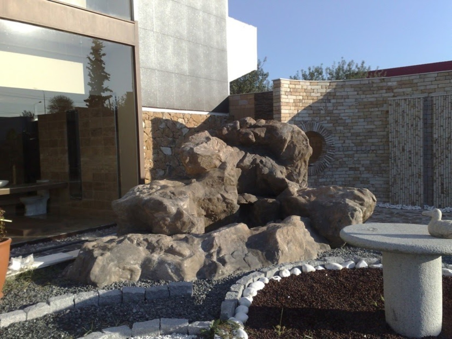 Artificial rockwork garden feature