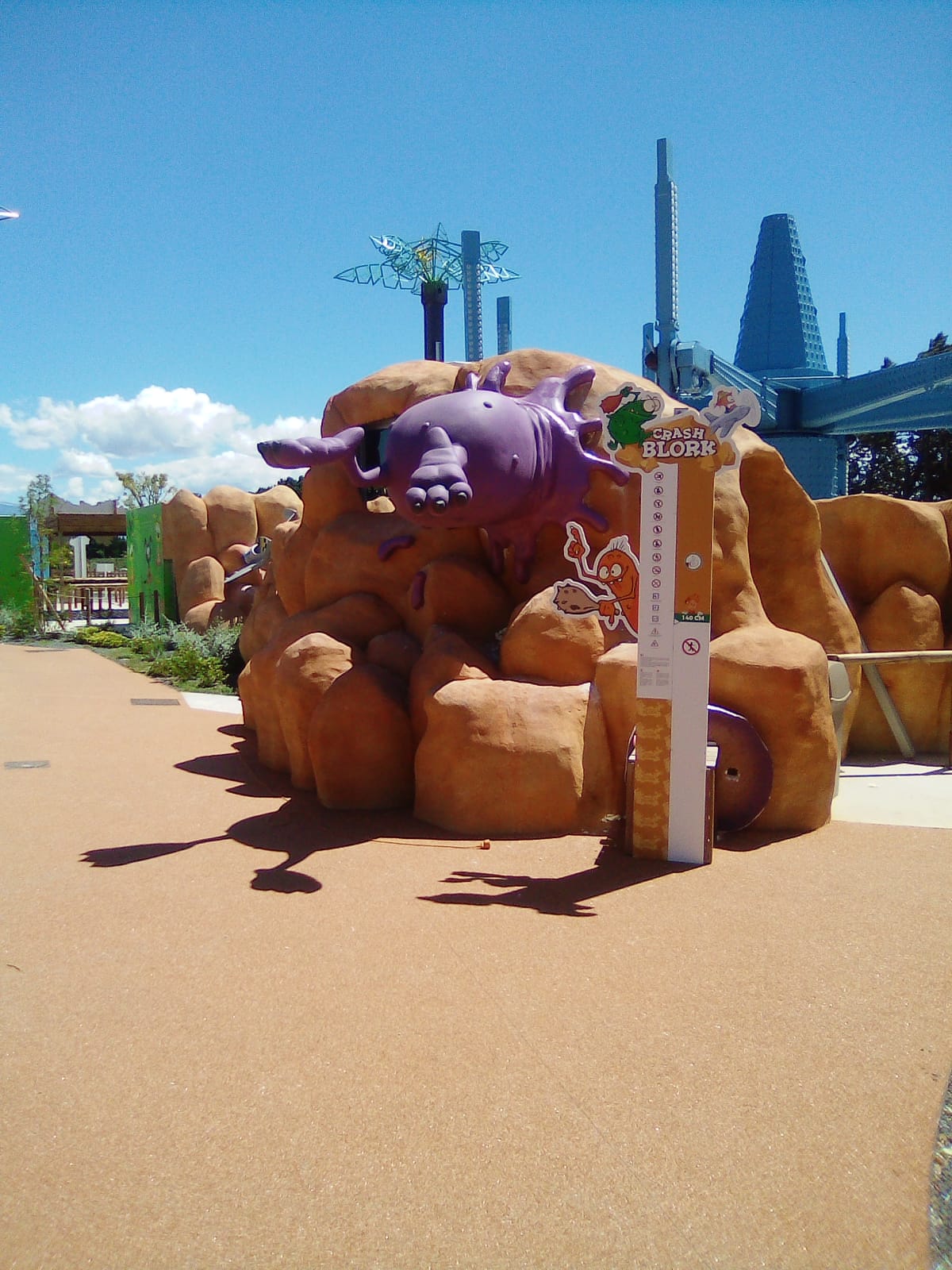 Themed park rock feature